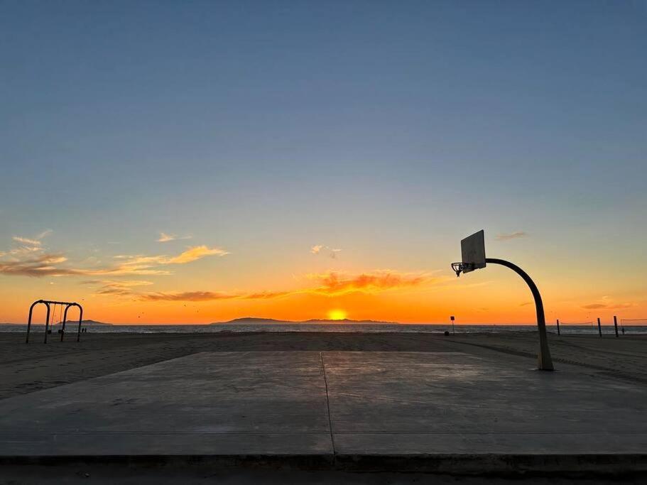 Gateway To Oxnard Beach Экстерьер фото